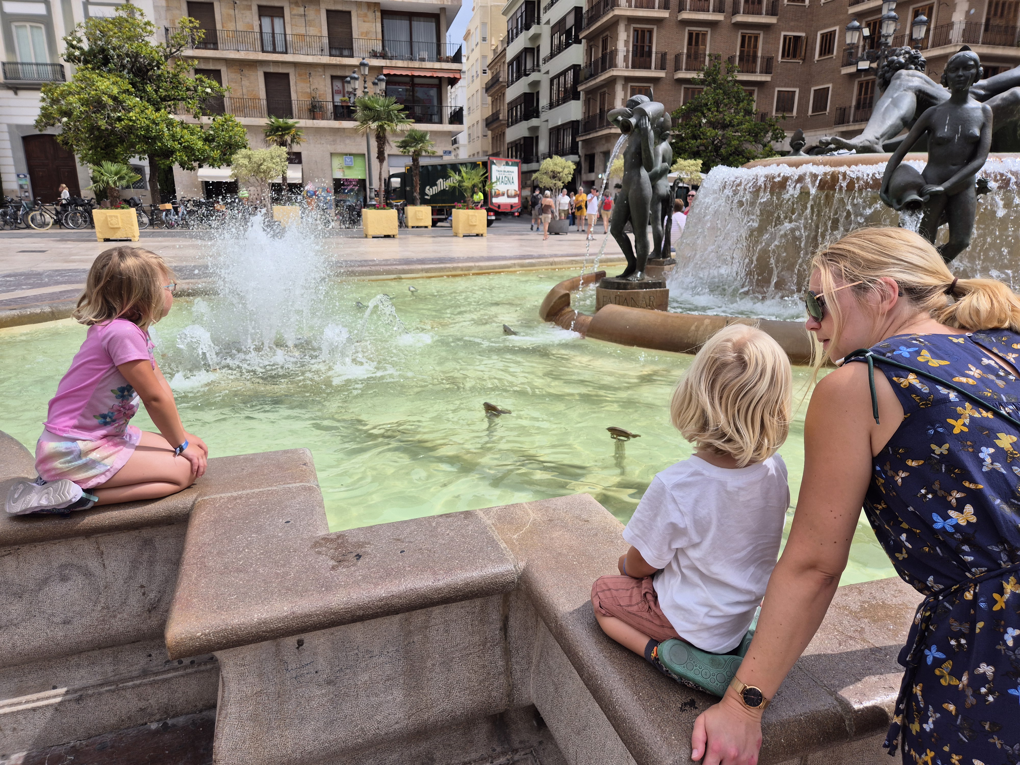 Miriam Krause mit ihren Kindern an einem Brunnen
